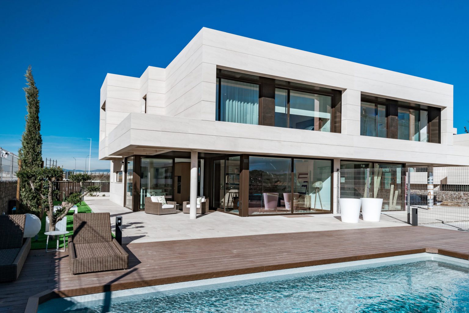 ¿Qué es una casa adosada? Claves y tipos de chalets