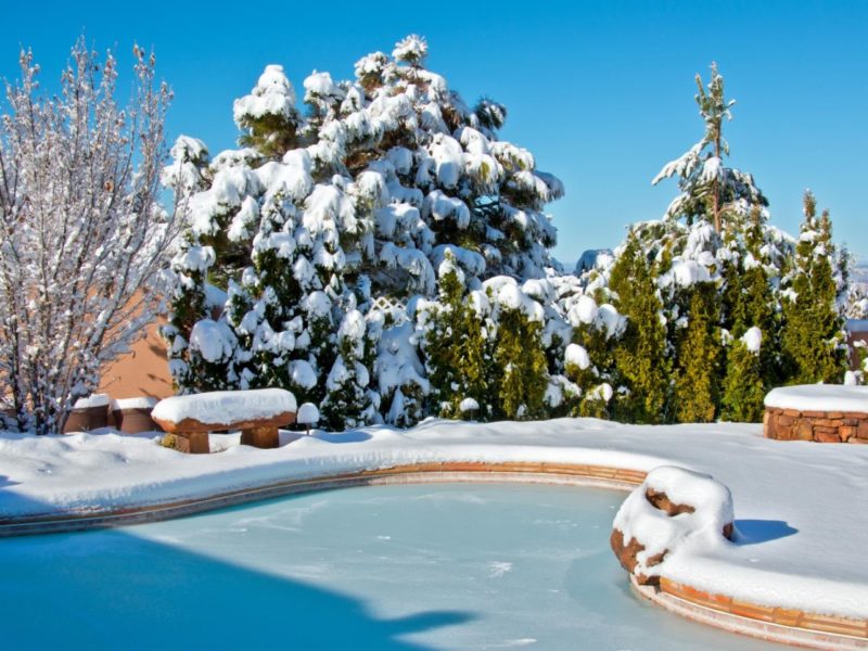 cómo mantener el agua de la piscina en invierno