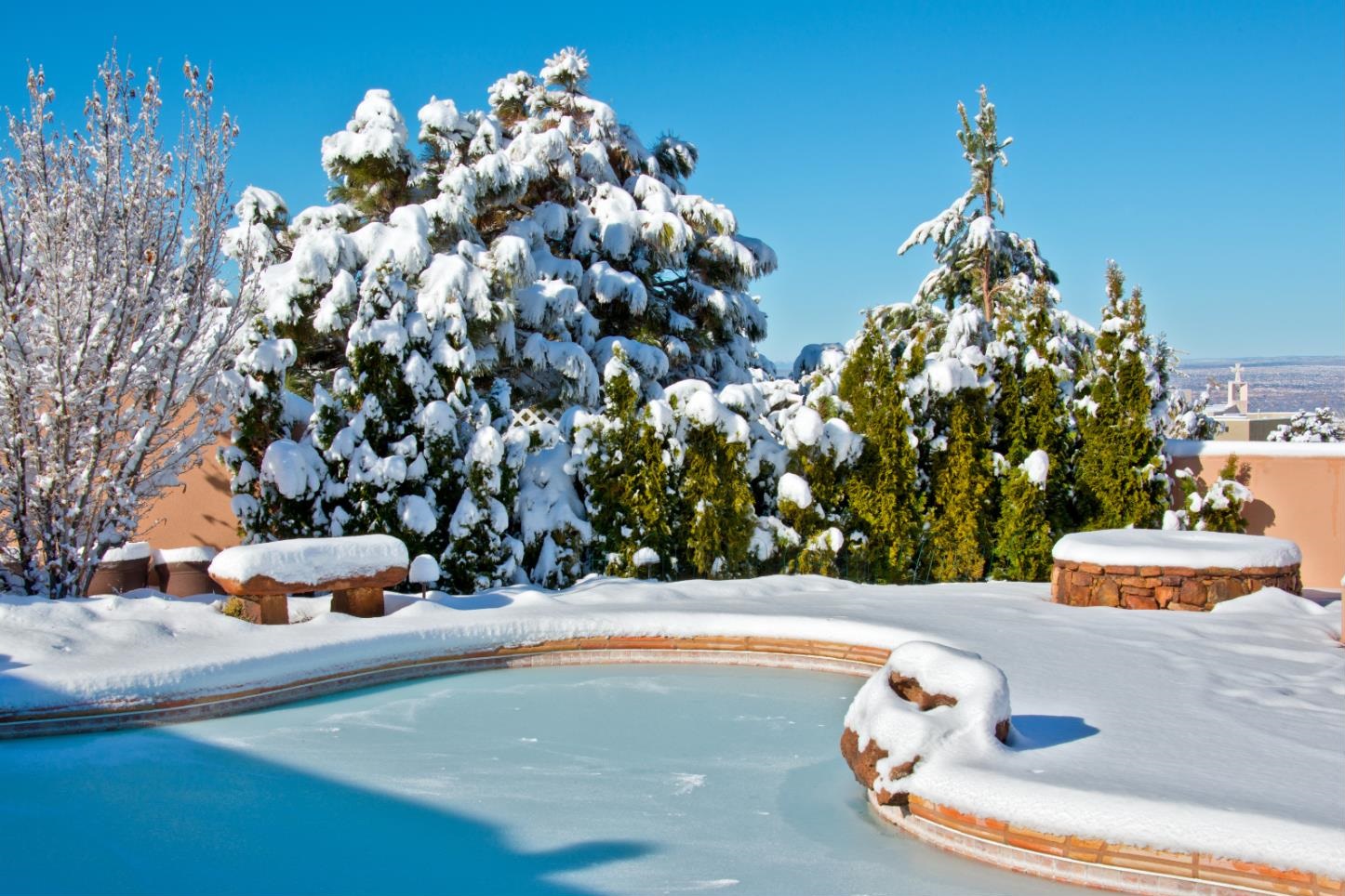 cómo mantener el agua de la piscina en invierno